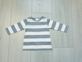 Maillot blanc et gris rayé. Garçon 6 mois