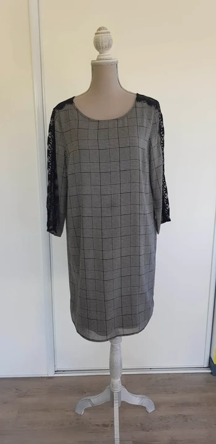 Robe à carreaux avec dentelle sur les manches