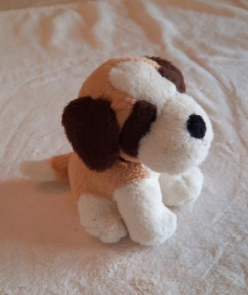Jolie petit chien en peluche