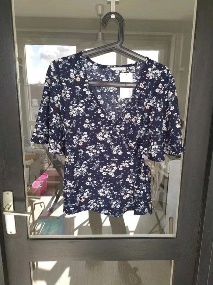 Blouse fleurie marine coupe cache coeur Taille S Camaïeu Neuf avec étiquette - photo numéro 3