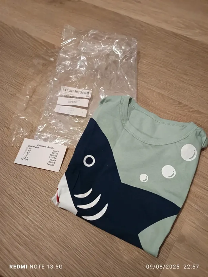 Magnifique tee shirt requin neuf taille 10 ans