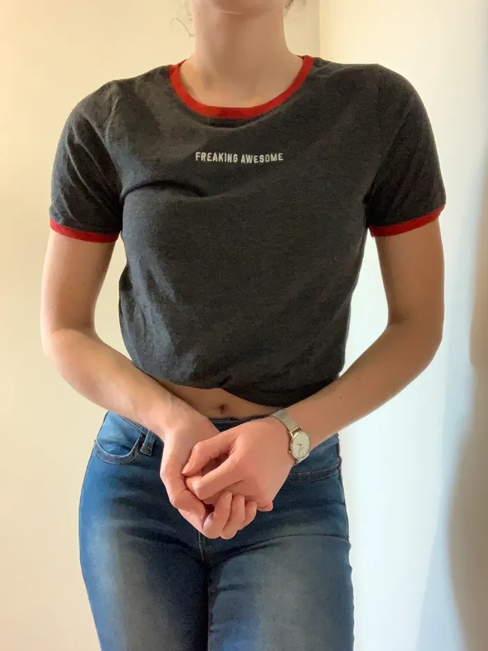 T-shirt gris et rouge Jennyfer - photo numéro 3