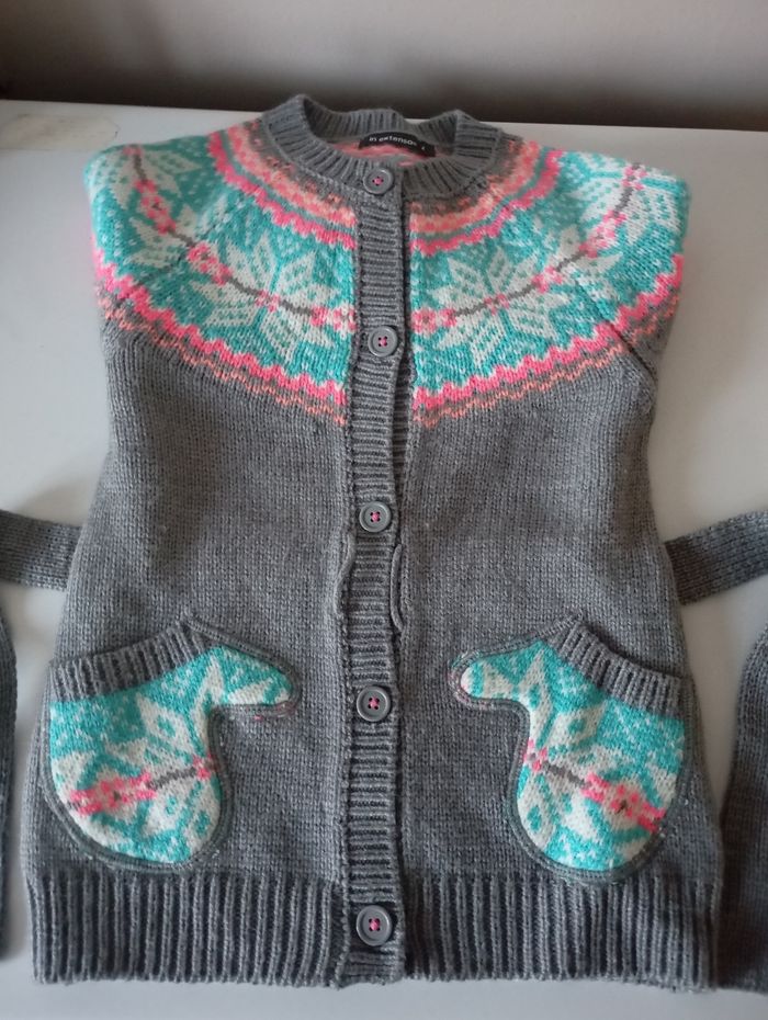 Gilet veste . 4 ans. Gris et multi couleurs. Acrylique. Gemo . 2 poches et une ceinture . Parfait état - photo numéro 4