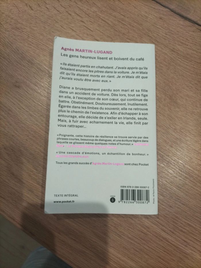 Les gens heureux lisent et boivent du café Agnès Martin Lugand - photo numéro 2