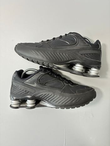 Baskets Nike shox énigma black pointure 38 très bon état 