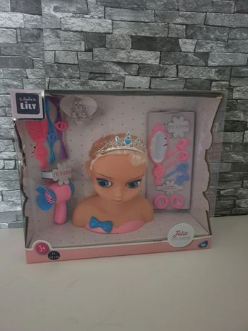 Poupée tête à coiffer et accessoires