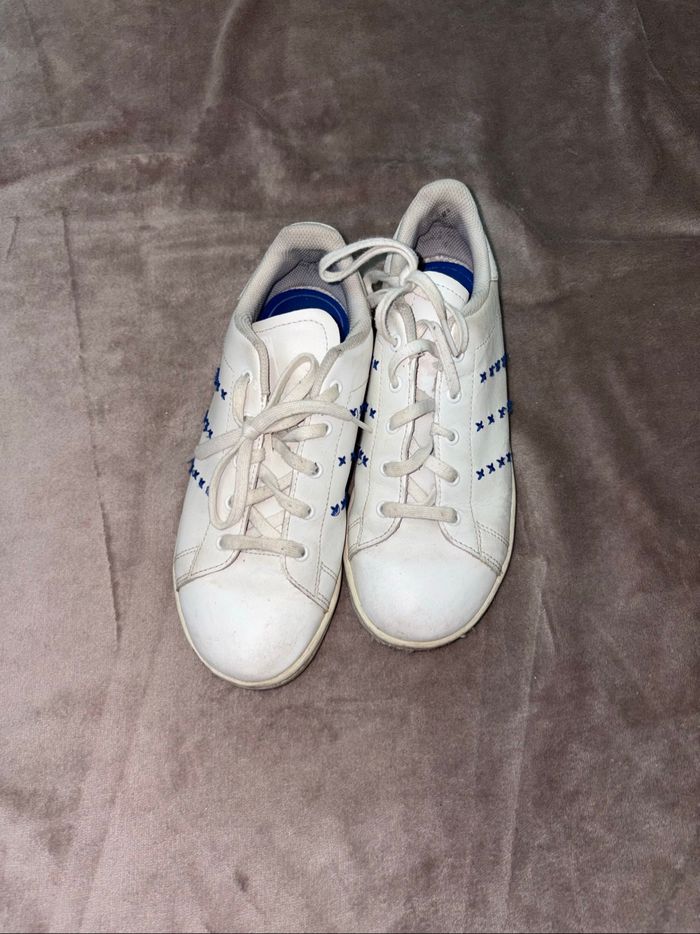 Baskets Adidas Stan Smith enfant taille 35 bleues et blanches en bon état - photo numéro 5