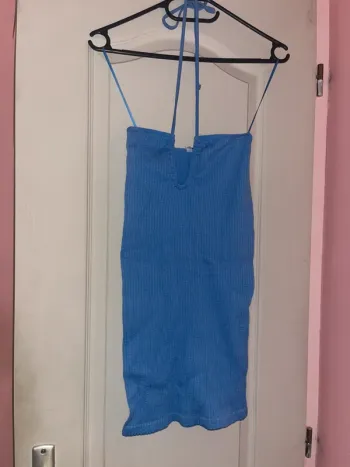 robe à encolure américaine bleu stradivarius