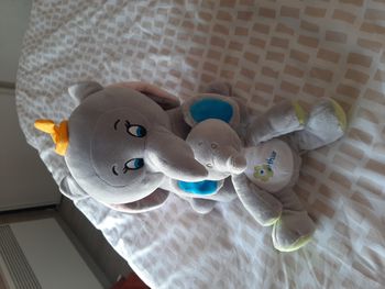 2 peluches éléphants gris