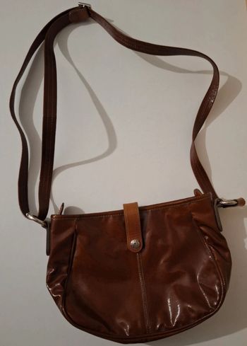 Sac à bandoulière zippé marron brillant