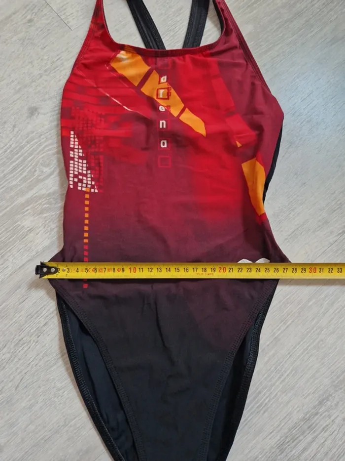 Maillot de bain de natation Arena indiqué taille 36 mais convient à un 34 - photo numéro 6