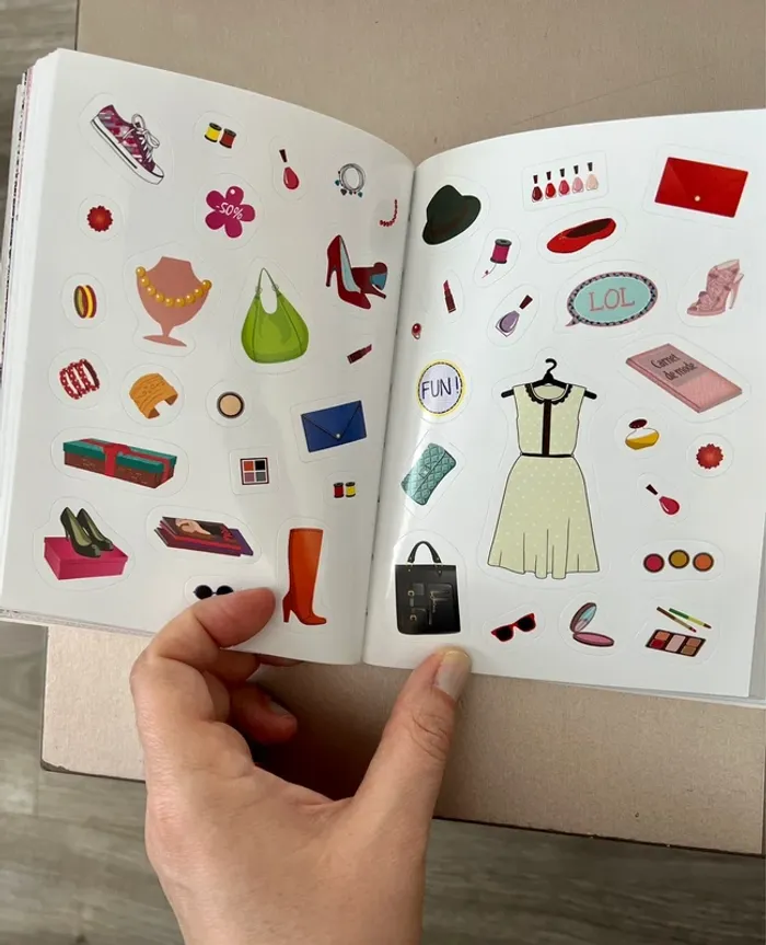 Carnet d’autocollants mode pour jeune fille - photo numéro 3