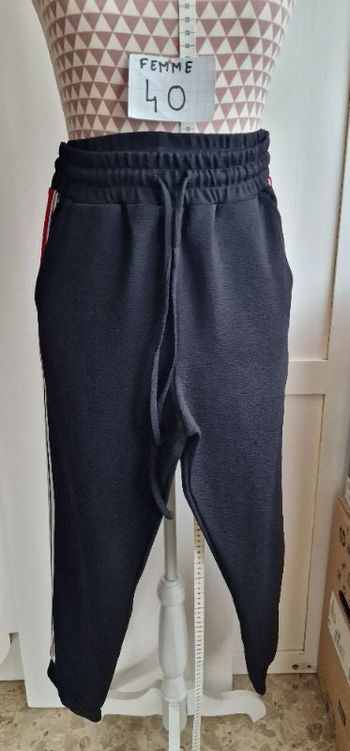 Pantalon, noir, a rayures blanches et rouges, en très très bon état, longueur 94cm, largeur 37cm