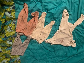 Lots de bas de pyjama avec grenouillère en cadeau