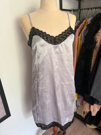 Nuisette effet satin et dentelle grise et blanche