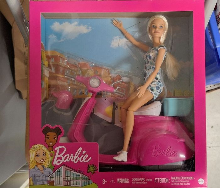 Barbie et son scooter