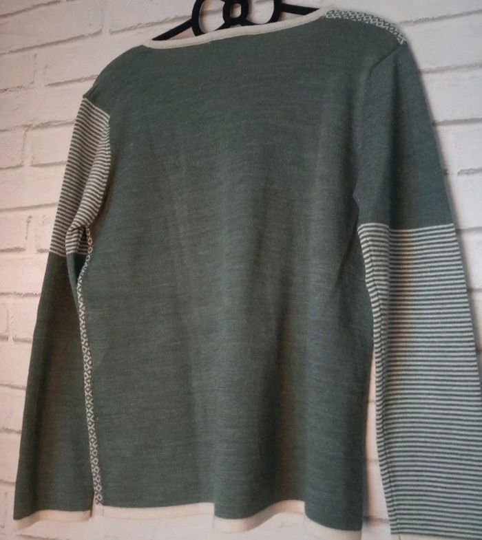 Pull orné d'une jolie fleur - photo numéro 2
