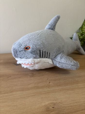 Doudou peluche requin gris blanc