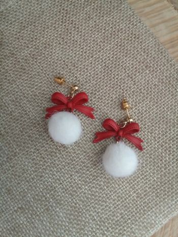 Collier nœuds rouges et pompons blancs