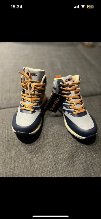 Basket hi-tech bleu et orange neuve