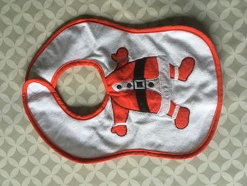 Bavoir bébé motif Père Noël – excellent état
