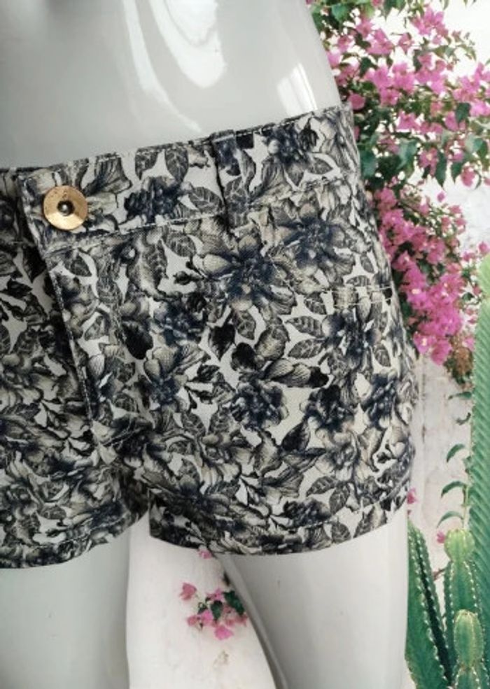 Short imprimé H&M comme neuf - photo numéro 2