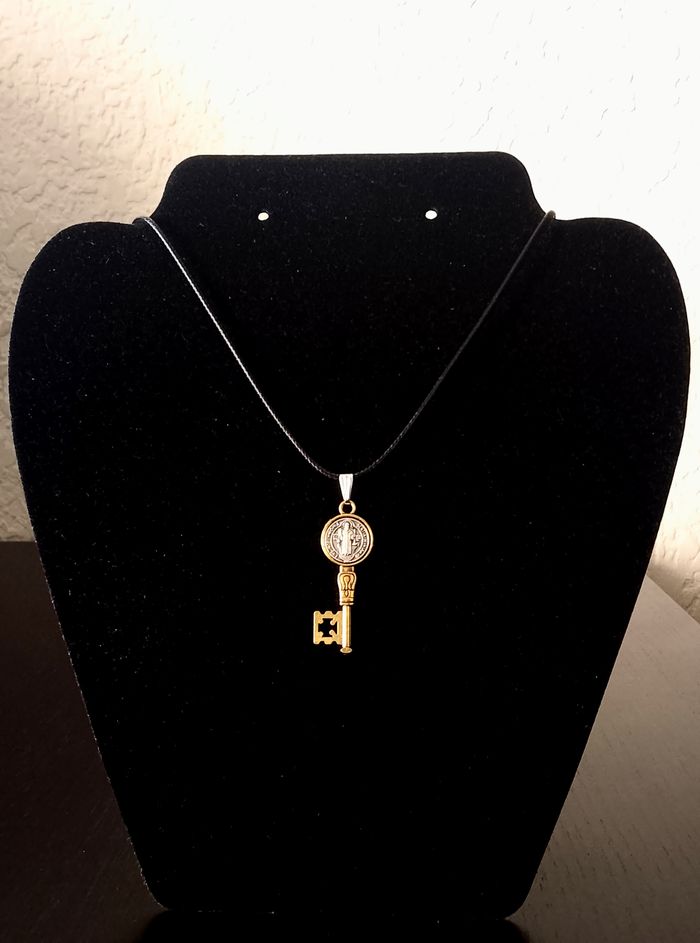 Collier corde de cire + pendentif religieux - photo numéro 4