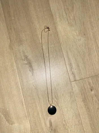 Collier doré et noir