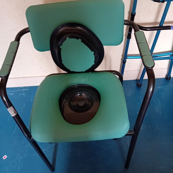 Faby27800 Chaise percée avec pot - photo numéro 2