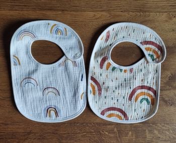 Lot de deux bavoirs neufs