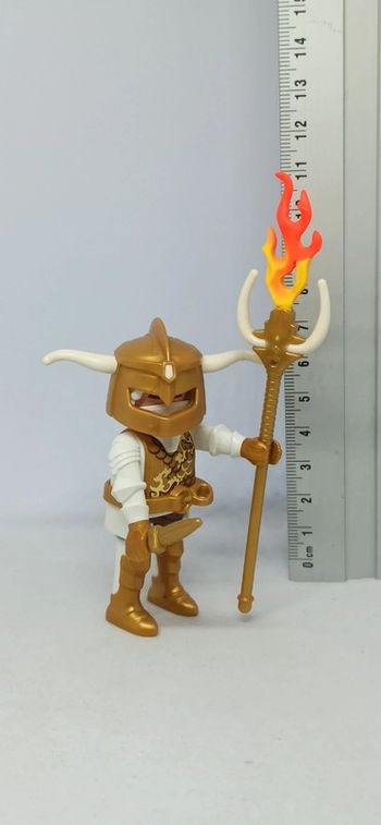 Homme guerrier doré et blanc avec casque à cornes playmobil