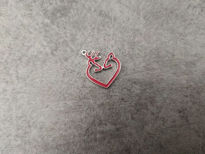 Pendentif fantaisie matak argenté coeur rouge