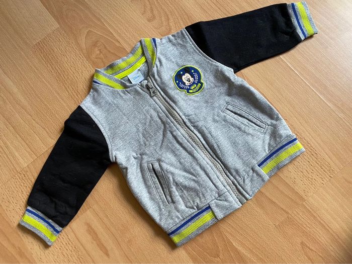 Joli gilet gris et noir Disney Mickey T. 6 mois/68 cm garçon TBE