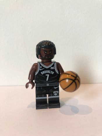 Figurine type lego Kévin Durant aux Nets. Basketteur