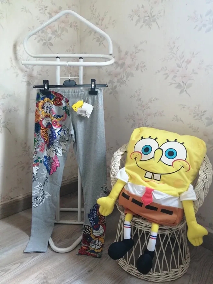 Legging gris à strass et imprimé fleurs / creation christel / (S-enfant)