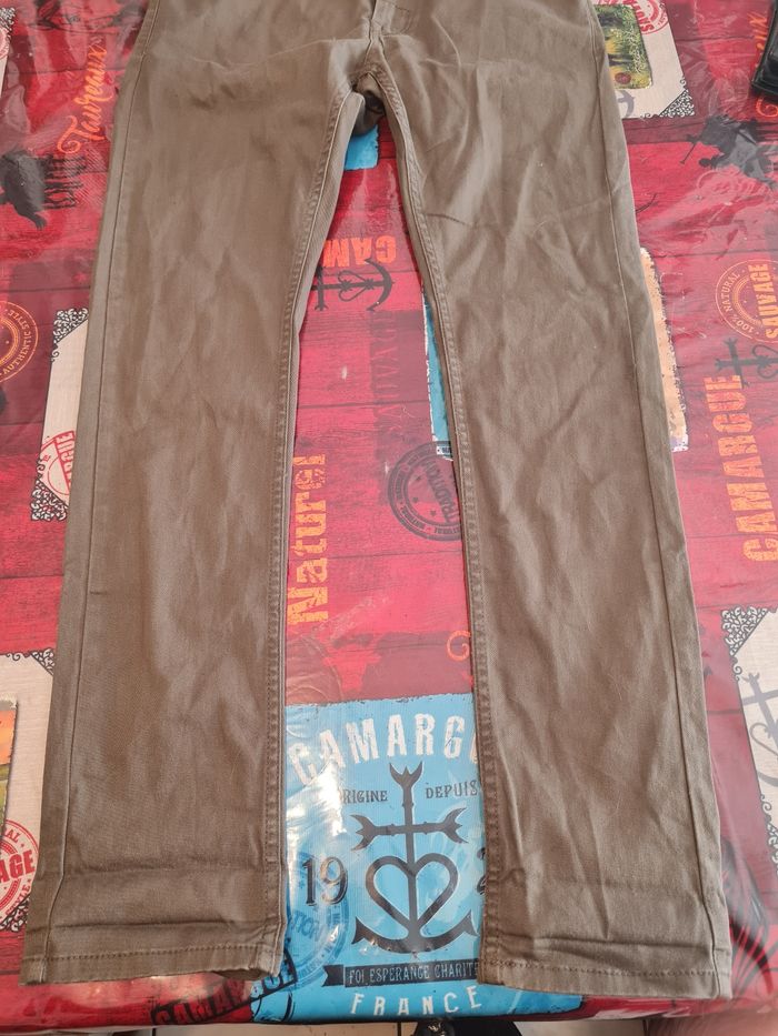 Vend pantalon kaki très bon état - photo numéro 2