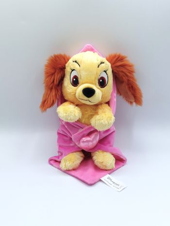 Peluche doudou chien Lady DISNEYLAND Belle et le clochard couverture rose coeur