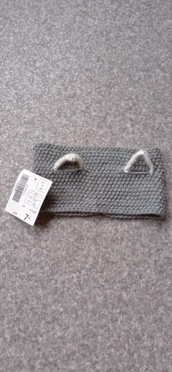 Cache oreilles neuf 
Taille unique mais taille 3/4 ans ça passe.