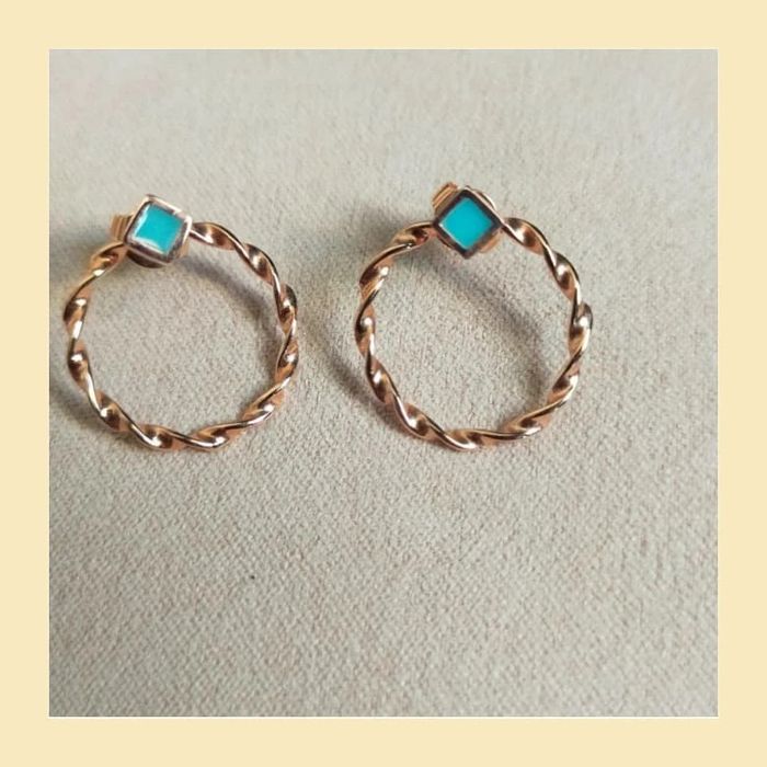 Boucles d’oreilles fantaisie – Créoles torsadées rose gold & losange turquoise - photo numéro 2