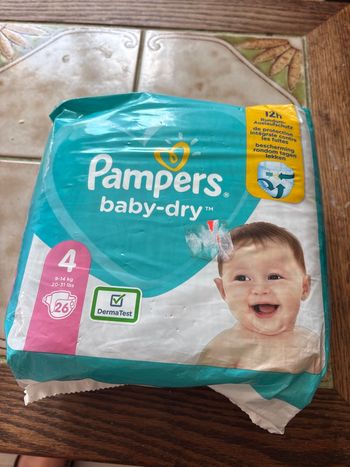 Couche Pampers baby dry taille 4 