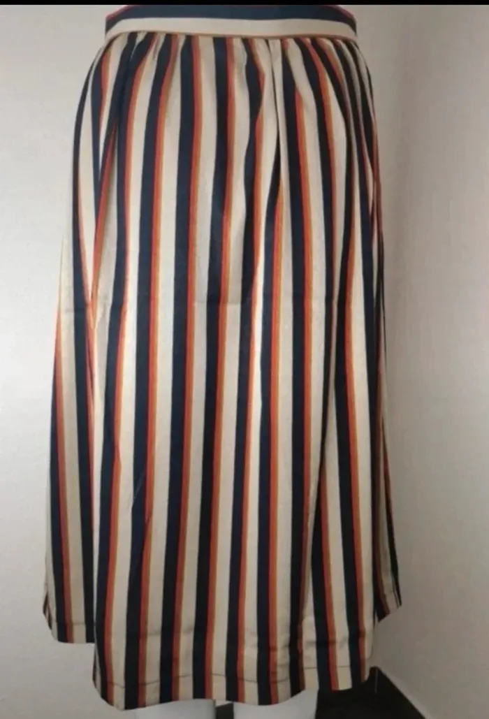 Jupe marque Yuka studio parisien taille 1 mis en 36  rayure colorées  neuve avec étiquette - photo numéro 3