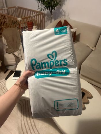 Lot couches Pampers t4 neuf