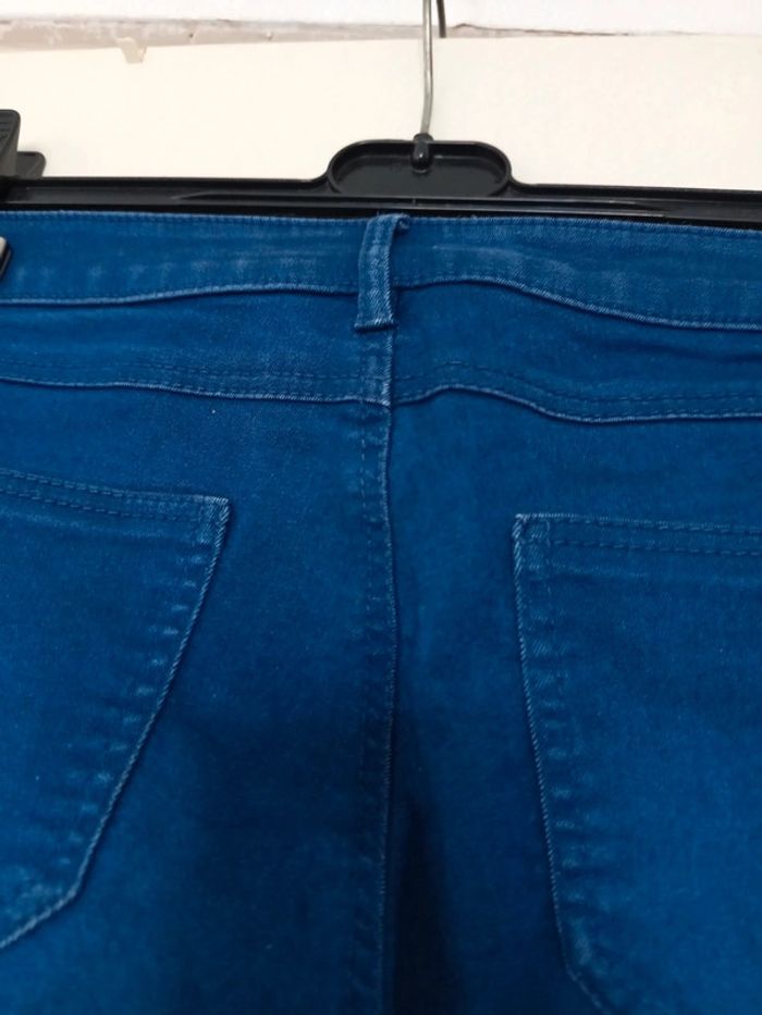 Jean bleu Zara basic en taille M avec trois petites tirettes pour une touche original - photo numéro 13