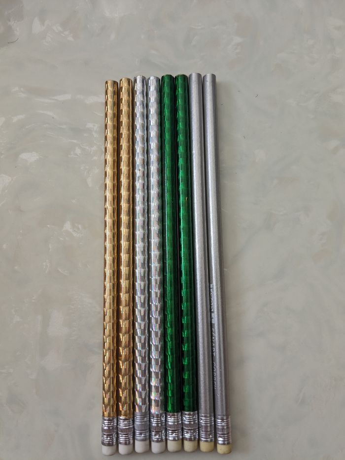 Lot de 8 crayons de papier tout brillant avec gommes. - photo numéro 5