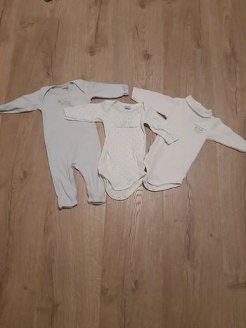 Lot bodys 3mois Petit Bâteau