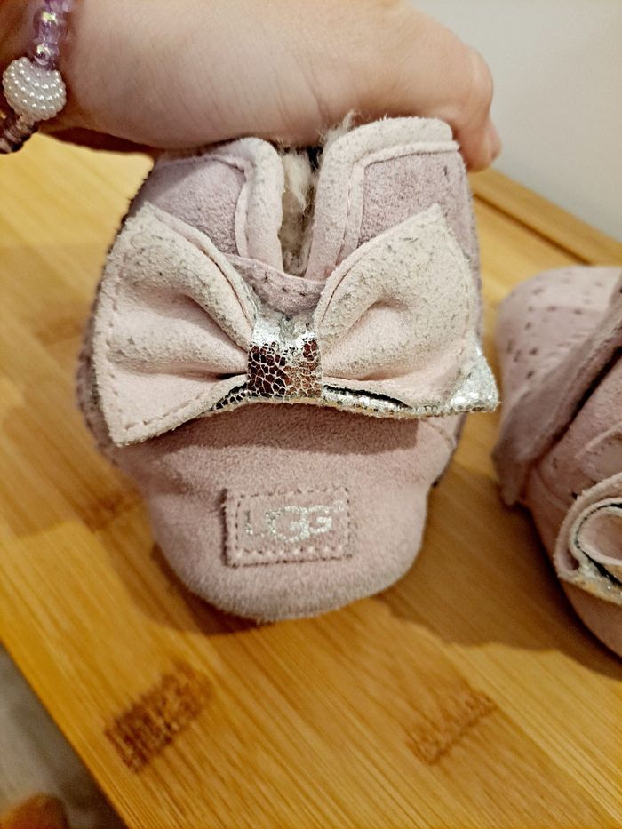 Ugg à étoiles et noeud fourrées authentiques bebe pointure 20.5 rose - photo numéro 4