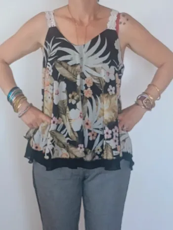 Top fluide tropical noir à fleurs – bretelles dentelle, dos nu