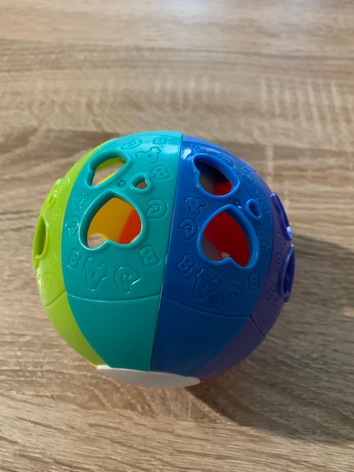 Balle tourbillonnante arc en ciel avec son de hochet playgo - photo numéro 3