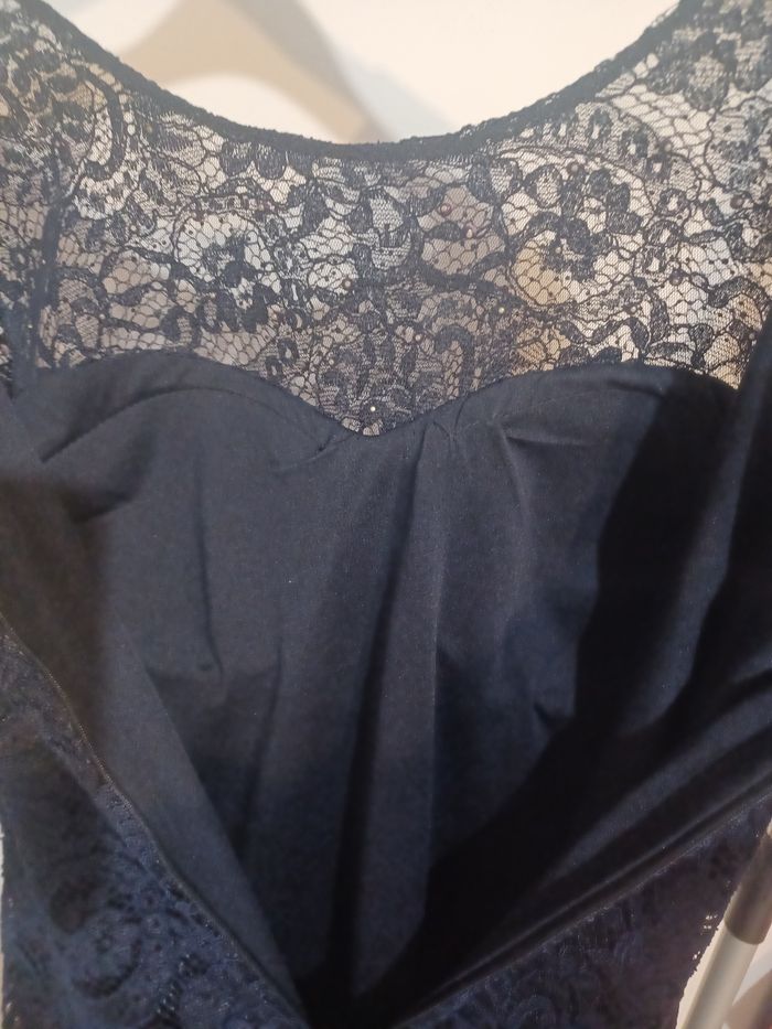 Robe longue bleu marine dentelle et perles
taille 50 - photo numéro 8