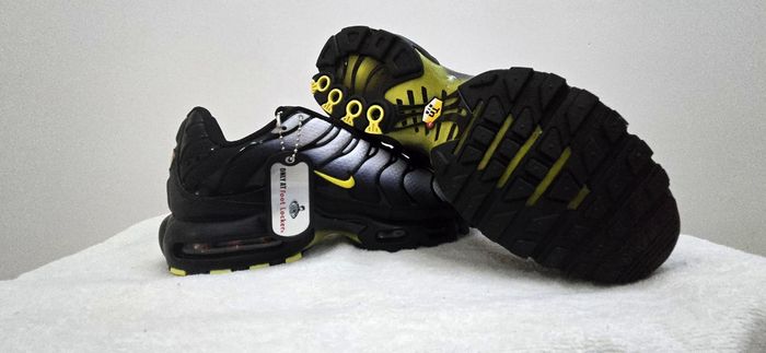 Nike Air Max Plus Tn , dans un coloris dégradé noir → gris/bleu avec swoosh jaune.T 40 et 41 - photo numéro 4